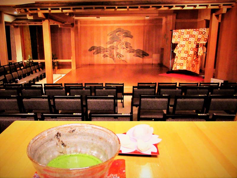 能舞台の客席がカフェ空間に！ 気軽に楽しむ、能舞台茶寮「神楽」