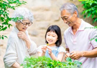 “見せない補聴器”が好評 聴力低下を見逃さないで!／出張訪問も対応してくれる補聴器専門店
